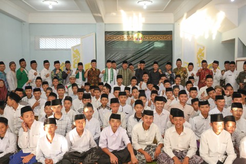 Mardiono bersama DPW PPP Jawa Tengah saat mengunjungi Ponpes Miftakhurrosyidin. Foto: Dok. Istimewa