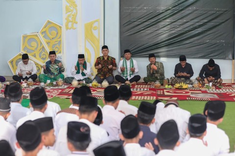 Mardiono bersama santri Ponpes Miftakhurrosyidin. Foto: Dok. Istimewa