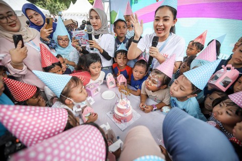 Keseruan anak-anak merayakan ulang tahunya dalam rangkaian Festival Hari Anak 2023 di Taman Anggrek, Gelora Bung Karno, Jakarta, Sabtu (29/7/2023).  Foto: Jamal Ramadhan/kumparan