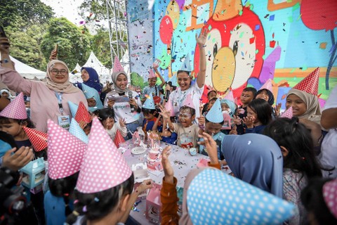 Keseruan anak-anak merayakan ulang tahunya dalam rangkaian Festival Hari Anak 2023 di Taman Anggrek, Gelora Bung Karno, Jakarta, Sabtu (29/7/2023).  Foto: Jamal Ramadhan/kumparan