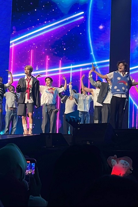 The Boyz menggelar konser tunggal bertajuk The Boyz 2ND World Tour: Zeneration di Beach City International Stadium, Sabtu (29/7/2023). Foto: Nurlaela/kumparan