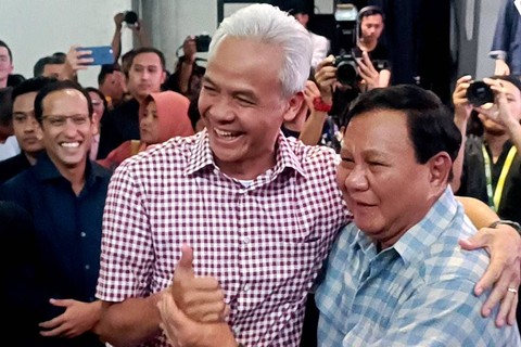 Prabowo Subianto berpelukan dengan Ganjar Pranowo saat bertemu di acara Belajaraya 2023 Pos Bloc, di Jakarta Pusat, Sabtu (29/7/2023). Foto: Thomas Bosco/kumparan