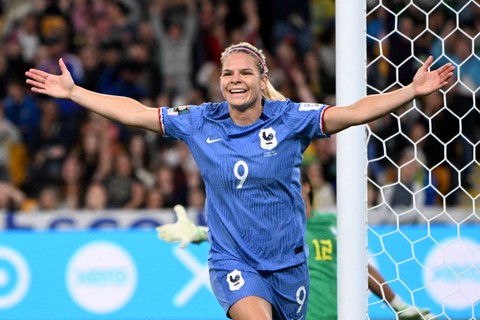 Pemain Prancis Eugenie Le Sommer merayakan gol pertama mereka dengan rekan setimnya saat hadapi Brasil pada Piala Dunia Wanita 2023, di Stadion Sepak Bola Brisbane, Brisbane, Australia, Sabtu (29/7/2023). Foto: Dan Peled/REUTERS