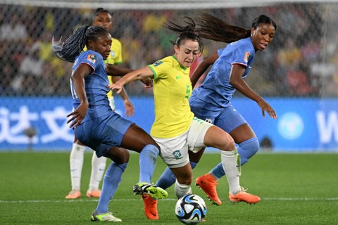 Pemain Brasil Luana beraksi bersama pemain Prancis Kadidiatou Diani pada Piala Dunia Wanita 2023, di Stadion Sepak Bola Brisbane, Brisbane, Australia, Sabtu (29/7/2023). Foto: Dan Peled/REUTERS