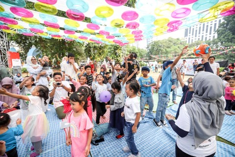 Keseruan Hair styling bersama ayah dalam rangkaian Festival Hari Anak 2023 di Taman Anggrek, Gelora Bung Karno, Jakarta, Sabtu (29/7/2023). Foto: Jamal Ramadhan/kumparan