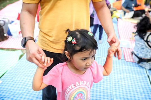 Keseruan Hair styling bersama ayah dalam rangkaian Festival Hari Anak 2023 di Taman Anggrek, Gelora Bung Karno, Jakarta, Sabtu (29/7/2023). Foto: Jamal Ramadhan/kumparan