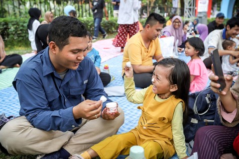 Keseruan Hair styling bersama ayah dalam rangkaian Festival Hari Anak 2023 di Taman Anggrek, Gelora Bung Karno, Jakarta, Sabtu (29/7/2023). Foto: Jamal Ramadhan/kumparan