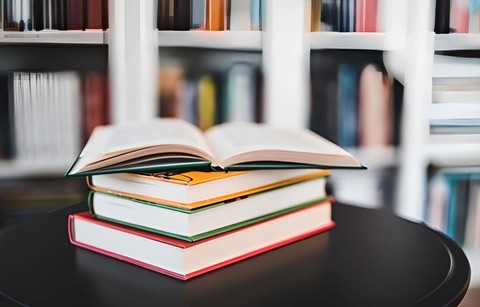 Gambar buku di perpustakaan. Foto: Peter Kniez/Shutterstock