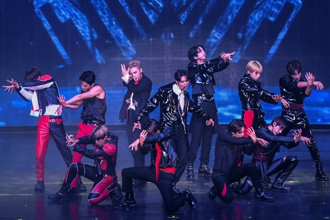 Grup vokal The Boyz tampil di Beach City International Stadium, Ancol, Jakarta, Sabtu (29/7/2023). Foto: Galih Pradipta/ANTARA FOTO
