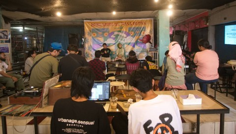 Kegiatan komunitas cagar budaya yang juga menjadi salah satu event di kedai kopi 16 dengan sajian lanskap Sungai Musi, Sabtu (29/7) Foto: ary priyanto/urban id