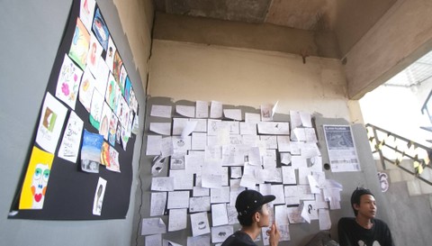 Dua orang remaja yang bersantai di kedai kopi 16 dengan sajian lanskap Sungai Musi, Sabtu (29/7) Foto: ary priyanto/urban id