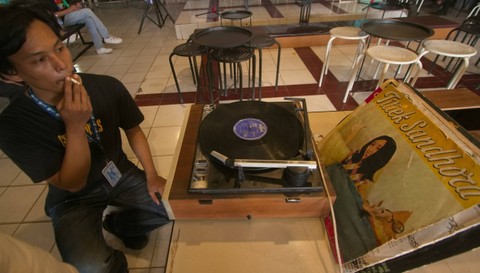 Sajian piringan hitam di kedai kopi 16 yang juga menjadi daya tarik sendiri, Sabtu (29/7) Foto: ary pritanto/urban id
