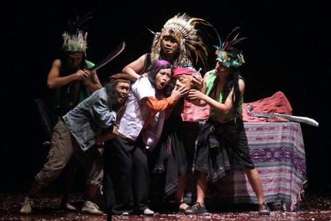 Sejumlah seniman dari teater mandiri Jakarta menampilkan teater modern berjudul AH saat Festival Seni Bali Jani (FSBJ) V tahun 2023 di Taman Werdhi Budaya Art Centre.   Foto: Nyoman Hendra Wibowo/ANTARA FOTO