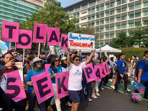 Mantan Menteri Kelautan dan Perikanan, Susi Pudjiastuti kampanyekan tolak plastik bersama Pandu Laut Nusantara di kawasan Bundaran HI, Jakarta pada Minggu (30/7). Foto: Luthfi Humam/kumparan