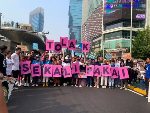 Mantan Menteri Kelautan dan Perikanan, Susi Pudjiastuti kampanyekan tolak plastik bersama Pandu Laut Nusantara di kawasan Bundaran HI, Jakarta pada Minggu (30/7). Foto: Luthfi Humam/kumparan