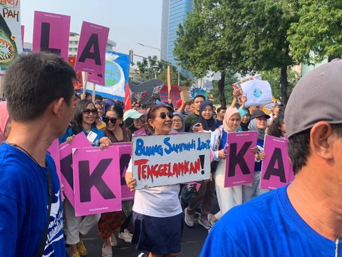 Mantan Menteri Kelautan dan Perikanan, Susi Pudjiastuti kampanyekan tolak plastik bersama Pandu Laut Nusantara di kawasan Bundaran HI, Jakarta pada Minggu (30/7). Foto: Luthfi Humam/kumparan