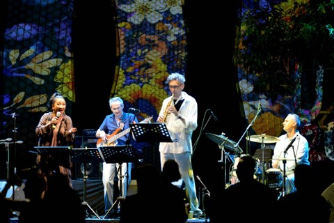 Penyanyi Dian Pratiwi (kiri) yang berkolaborasi dengan kelompok musik asal Rusia New Centropezn tampil menghibur penonton Ubud Village Jazz Festival 2023 di kawasan Ubud, Gianyar Bali, Sabtu (29/7/2023).  Foto: Fikri Yusuf/ANTARA FOTO