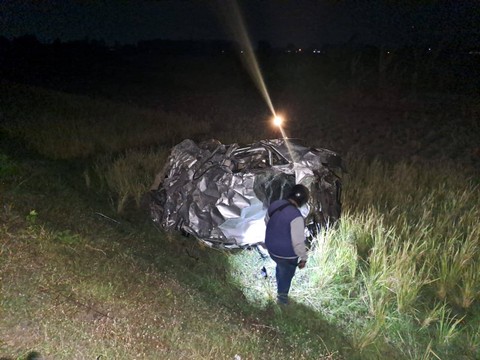 Bangkai kendaraan yang tertabrak kereta api. Foto: Elok Apriyanto
