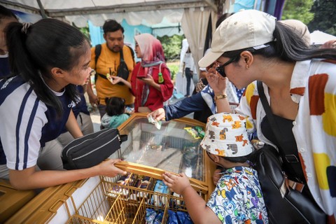 Antusiasme pengunjung Festival Hari Anak 2023 di booth Aice. Foto: Jamal Ramadhan/kumparan