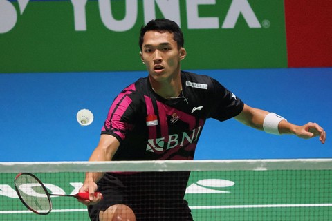 Aksi Jonatan Christie dalam Japan Open 2023 di Yoyogi National Gymnasium, Tokyo, Jepang, pada Juli 2023. Foto: Toshifumi KITAMURA / AFP