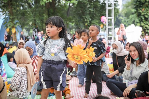 Keseruan saat anak dan orang tua membuat lion foldable fan di Festival Hari Anak 2023. Foto: Dicky Adam Sidiq/kumparan