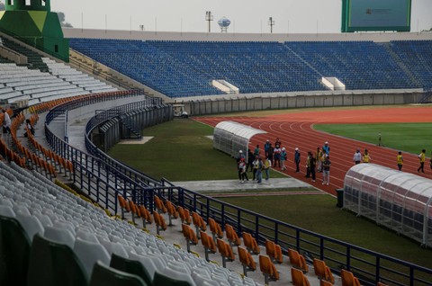 Suasana saat perwakilan Federasi Sepak Bola Internasional (FIFA) melakukan peninjauan dan pengecekan kesiapan di Stadion Si Jalak Harupat, Kabupaten Bandung, Jawa Barat, Minggu (30/7/2023). Foto: Novrian Arbi/Antara Foto