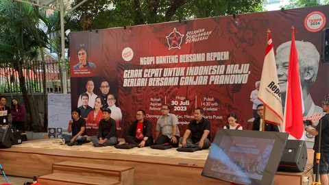 Diskusi relawan Ganjar Pranowo dengan tema "Ngopi Banteng Bersama Repdem" di Rumah Aspirasi Relawan Ganjar, Jakarta, Minggu (30/7/2023). Foto: Luthfi Humam/kumparan
