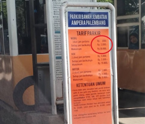 Pengumuman tarif parkir di bawah Jembatan Ampera Palembang pada pintu keluar, beberapa waktu yang lalu. (Foto: Reno/Urban Id)