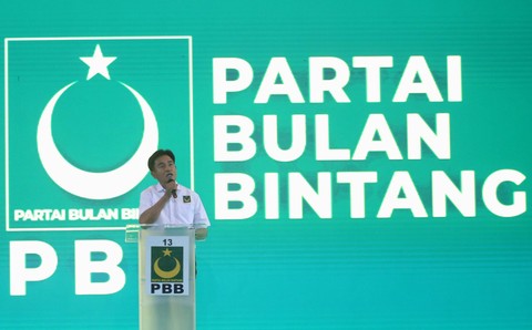 Ketua PBB Yusril Ihza Mahendra menyampaikan pidato politiknya saat Milad ke-25 Partai Bulan Bintang (PBB) dan Deklarasi Calon Presiden di Indonesia Convention Exhibition (ICE) Serpong, Kabupaten Tangerang, Banten, Minggu (30/7/2023). Foto: Muhammad Iqbal/Antara Foto