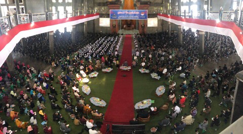 Suasana di dalam Pondok Al-Zaytun milik Panji Gumilang saat mengadakan acara ulang tahun yang ke-77 di Masjid Rahmatan Lil Alamin pada Minggu (30/7/2023). Foto: kumparan