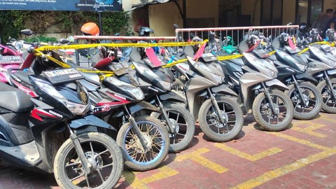 Polisi menunjukkan barng bukti dan tersangka sindikat pencurian kendaraan bermotor (Curanmor) di Polsek Tambora, Jakarta Barat.  Foto: Dok. Istimewa