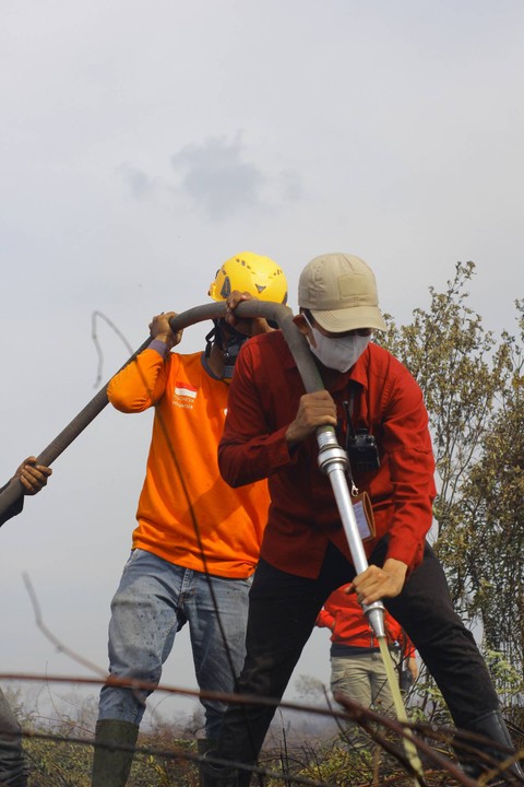 Relawan memadamkan api karhutla. Foto: Dok. Istimewa