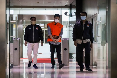 Petugas menggiring tersangka dugaan korupsi suap pengadaan barang dan jasa di lingkungan Basarnas tahun 2021 s/d 2023 di Gedung Serbaguna KPK, Jakarta, Senin (31/7/2023). Foto: Jamal Ramadhan/kumparan