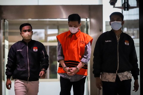 Petugas menggiring tersangka dugaan korupsi suap pengadaan barang dan jasa di lingkungan Basarnas tahun 2021 s/d 2023 di Gedung Serbaguna KPK, Jakarta, Senin (31/7/2023). Foto: Jamal Ramadhan/kumparan