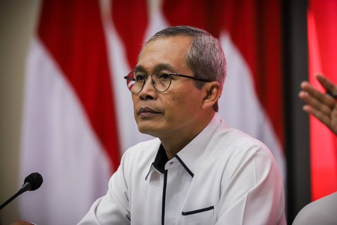 Wakil Ketua KPK Alexander Marwata menyampaikan keterangan kepada wartawan terkait kasus dugaan korupsi suap pengadaan barang dan jasa di lingkungan Basarnas tahun 2021 s/d 2023 di Gedung Serbaguna KPK, Jakarta, Senin (31/7/2023). Foto: Jamal Ramadhan/kumparan