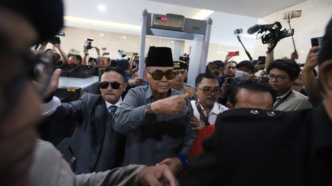 Pimpinan pondok pesantren Al Zaytun Panji Gumilang tiba di Bareskrim Polri, Jakarta, Selasa (1/8/2023). Foto: Jamal Ramadhan/kumparan