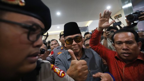 Pimpinan pondok pesantren Al Zaytun Panji Gumilang tiba di Bareskrim Polri, Jakarta, Selasa (1/8/2023). Foto: Jamal Ramadhan/kumparan