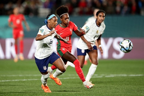 Pemain Timnas Wanita Portugal Diana Silva berebut bola dengan pemain Timnas Wanita Amerika Serikat Crystal Dunn pada pertandingan Grup E Piala Dunia Wanita 2023 di Eden Park, Auckland, Selandia Baru, Selasa (1/8/2023).  Foto: David Rowland/REUTERS