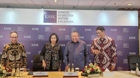 Menkeu Sri Mulyani dan Gubernur Bank Indonesia (BI), Perry Warjiyo (tengah) menghadiri Konpers KSSK di Kantor OJK, Selasa (1/8). Foto: Ave Airiza Gunanto/kumparan