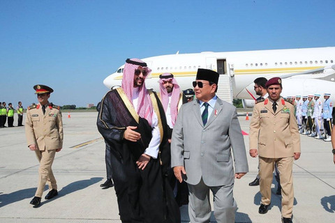Prabowo Subianto menyambut kedatangan Menteri Pertahanan Kerajaan Arab Saudi Khalid bin Salman bin Abdulaziz Al Saud di Indonesia pada 1 Agustus 2023. Foto: Instagram/@prabowo