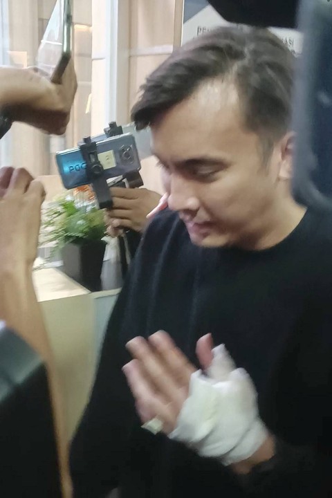 Rendy Kjaernett datangi lanjutan sidang cerai dengan tangan diperban, PN Bekasi, Rabu (2/8). Foto: Giovanni/kumparan