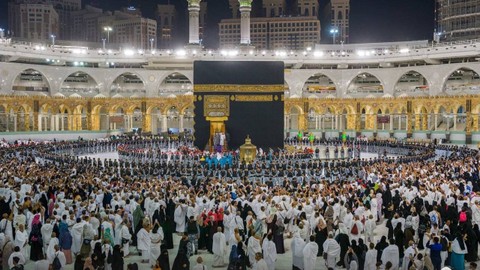 Pembukaan pintu Ka'bah di Masjidil Haram, Makkah, menjelang upacara pencucian Ka'bah tahunan, Rabu (2/8/2023). Foto: gph.gov.sa