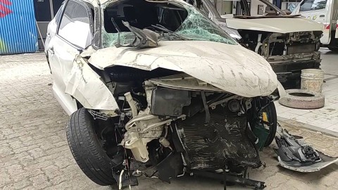 Kondisi mobil yang ditumpangi Rendy Kjaernett dan Lady Nayoan usai alami kecelakaan. Foto: Dok. Istimewa