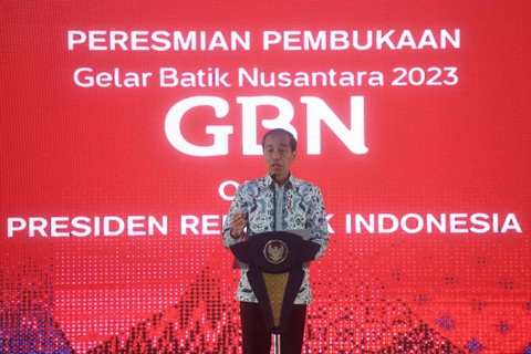 Presiden Joko Widodo berpidato saat pembukaan Gelar Batik Nusantara 2023 di Senayan Park, Jakarta, Rabu (2/8/2023). Foto: Akbar Nugroho Gumay/ANTARA FOTO