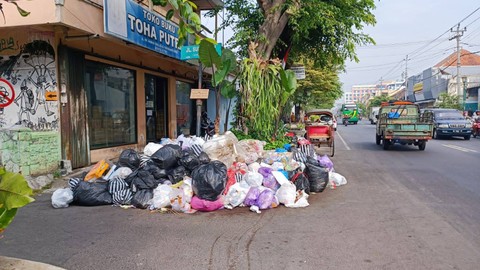 Tumpukan sampah di sudut Kota Yogyakarta, Rabu (2/8/2023) pagi. Foto: Arfiansyah Panji Purnandaru/kumparan
