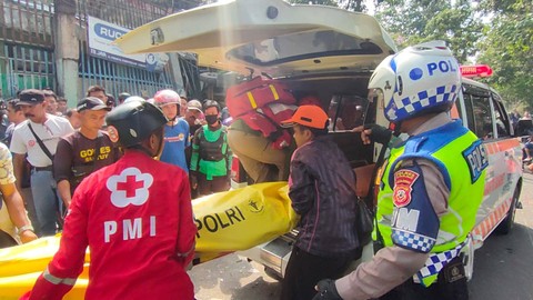 Tabrakan beruntun melibatkan sejumlah kendaraan di Jalan Perintis Kemerdekaan, Jebrod Kampung Cisarua, Desa Sukamaju, Kecamatan Cianjur, Kabupaten Cianjur, Jawa Barat, Rabu (2/8). Foto: Dok. kumparan