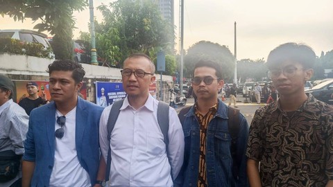 Ayah Sultan Rifat, Fatih (tengah), bersama kuasa hukum, Tegar Putuhena (paling kiri), datang ke Polda Metro Jaya untuk buat laporan polisi atas kasus yang menimpa anaknya. Foto: Thomas Bosco/kumparan