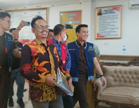 Tim kejaksaan saat menahan 3 tersangka kasus penyimpangan penyertaan modal BUMD di Musi Rawas. (ist)