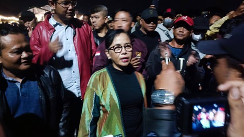 Kehadiran pengamat politik Rocky Gerung sebagai pembicara dalam diskusi di bertajuk 'Ngopi Bareng Ngobrol Perubahan Indonesia' di Bento Kopi, Gamping, Kabupaten Sleman ditolak massa, Rabu (2/8).  Foto: Arfiansyah Panji Purnandaru/kumparan