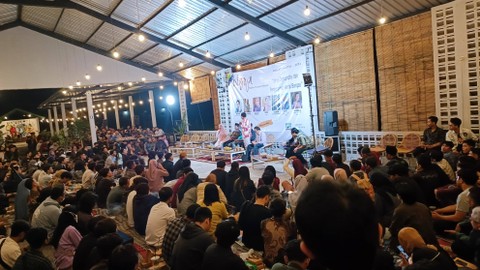 Kehadiran pengamat politik Rocky Gerung sebagai pembicara dalam diskusi di bertajuk 'Ngopi Bareng Ngobrol Perubahan Indonesia' di Bento Kopi, Gamping, Kabupaten Sleman ditolak massa, Rabu (2/8).  Foto: Arfiansyah Panji Purnandaru/kumparan